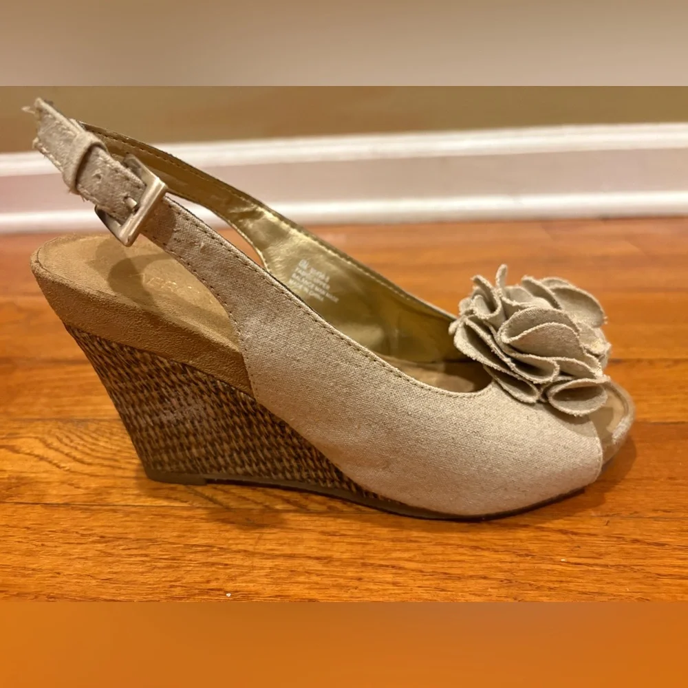 AEROSOLES chic cream